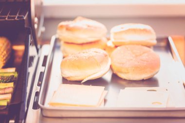 Adım adım. Tepsi yanında açık gaz ızgara burger buns.