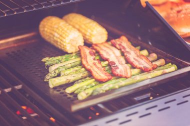 Adım adım. Açık gaz Izgara kuşkonmaz ızgara.