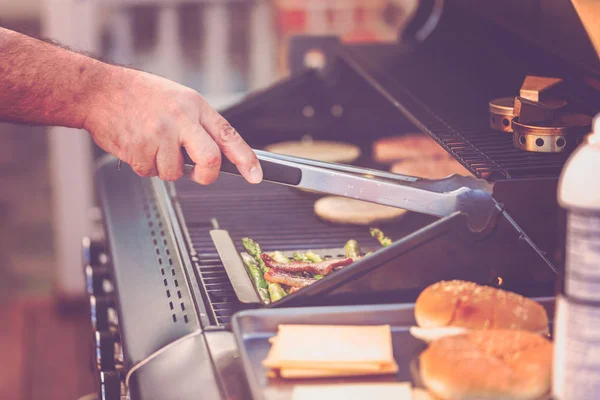 一歩一歩 夏季には屋外のガスのグリルのハンバーガーを調理 — ストック写真