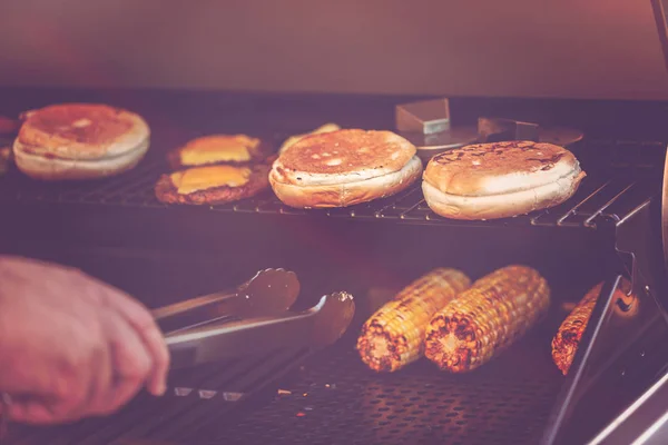 Lépésről Lépésre Főzés Hamburgert Nyáron Szabadtéri Gáz Grill — Stock Fotó