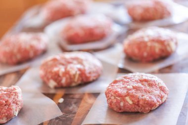 Hamburger köftesi hazırlanıyor