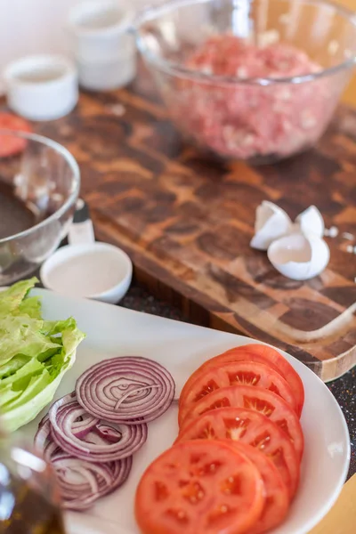 Felkészülés a Burger pogácsákat — Stock Fotó