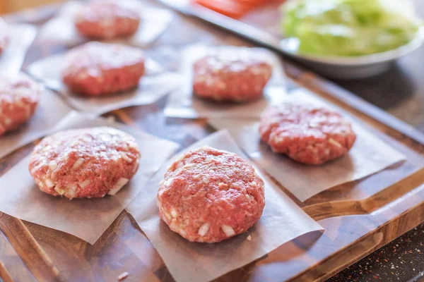 Zubereitung von Burger-Patties — Stockfoto