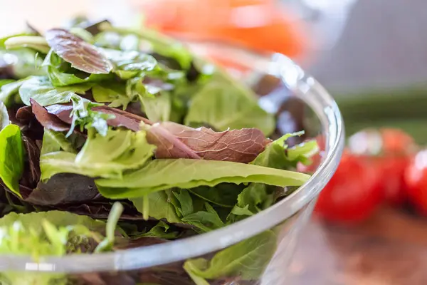 Förbereda fräsch sallad — Stockfoto