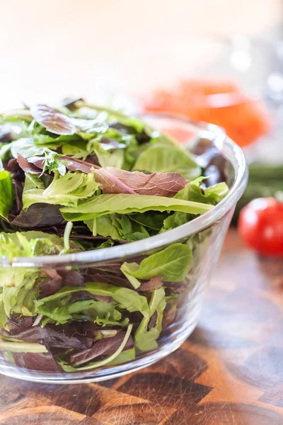 Zubereiten von frischem Salat — Stockfoto