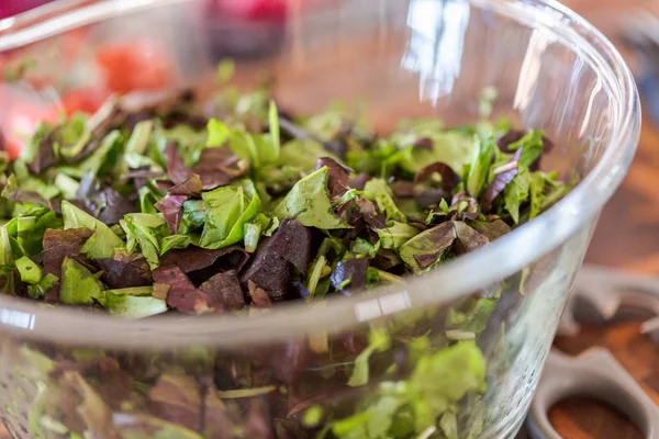 Förbereda fräsch sallad — Stockfoto