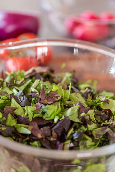 Preparar ensalada fresca —  Fotos de Stock