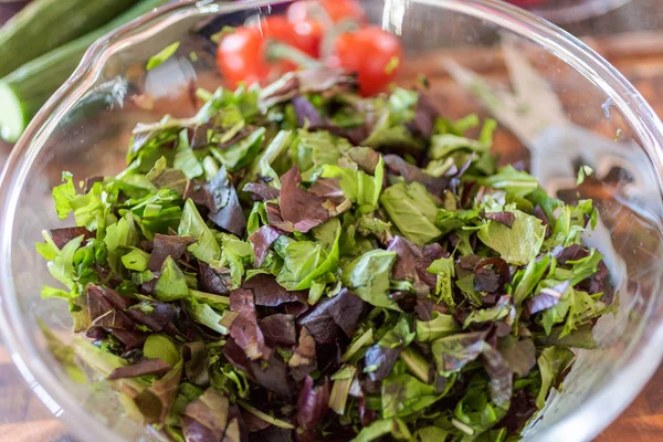 Příprava čerstvého salátu — Stock fotografie