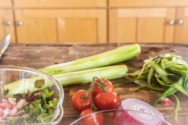 Organik sebzeler taze salata hazırlık.