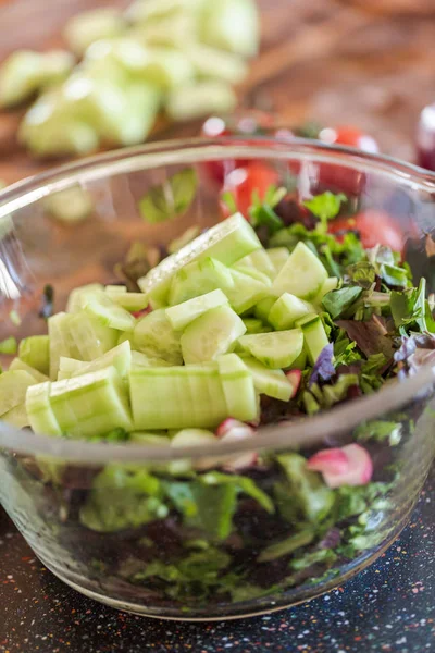 Förbereda fräsch sallad — Stockfoto