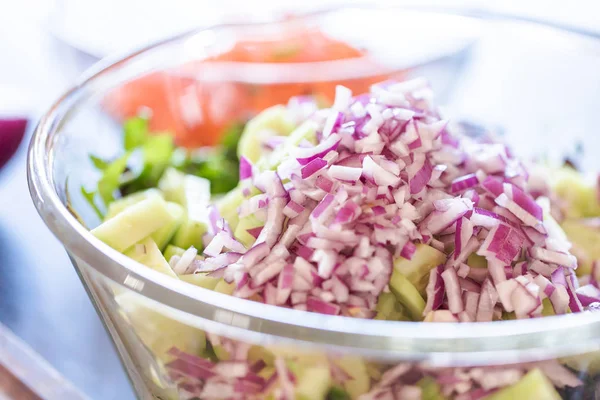 Förbereda fräsch sallad — Stockfoto