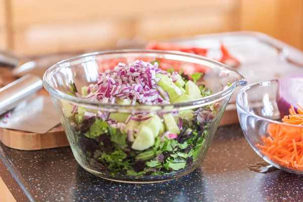 Taze salata hazırlık — Stok fotoğraf