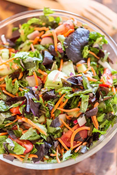 Preparazione di insalata fresca — Foto Stock