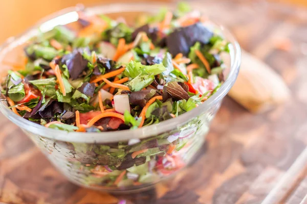 Preparar ensalada fresca —  Fotos de Stock