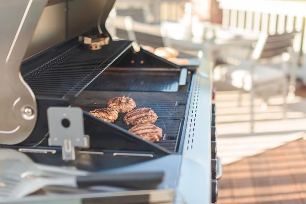 Vaření Classic burger — Stock fotografie