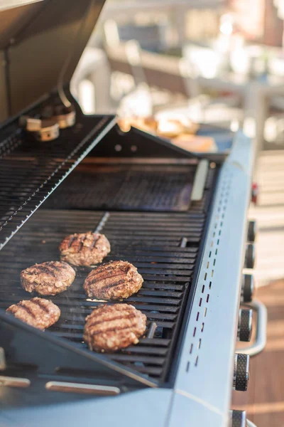 Klasszikus burger főzés — Stock Fotó