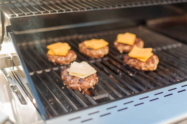 Μαγείρεμα burger κλασσικό — Φωτογραφία Αρχείου