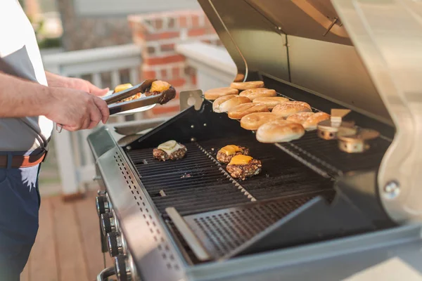 Gotowania Classic burger — Zdjęcie stockowe