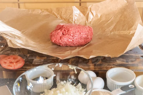 Підготовка Burger пиріжки — стокове фото
