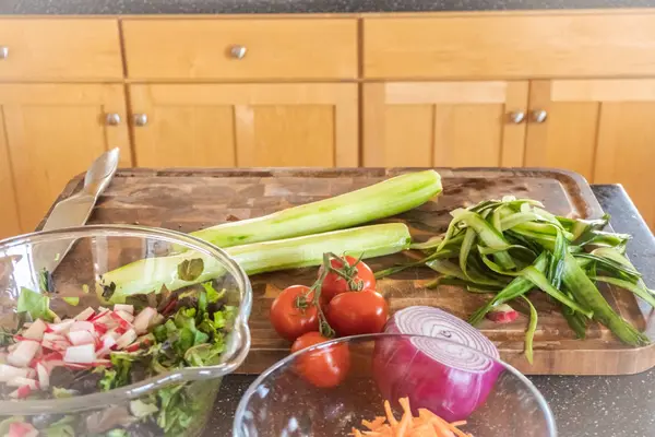 Preparación Ensalada Fresca Con Verduras Orgánicas — Foto de Stock