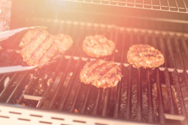 Klasik burger pişirme