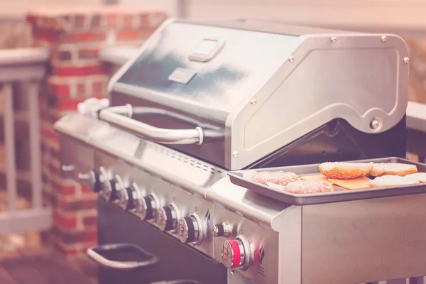 Vaření outdoor klasické burgery — Stock fotografie