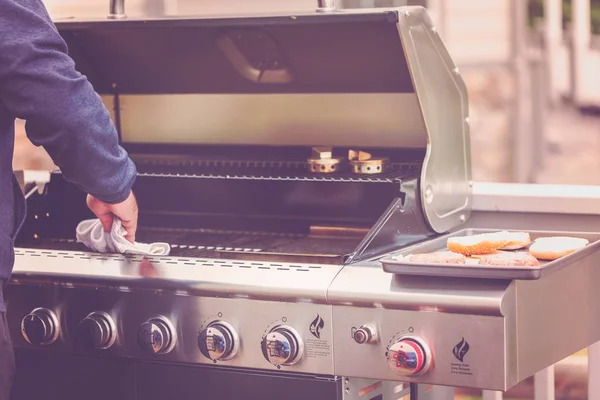 Vaření outdoor klasické burgery — Stock fotografie