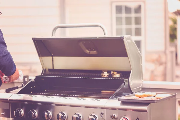 Vaření outdoor klasické burgery — Stock fotografie