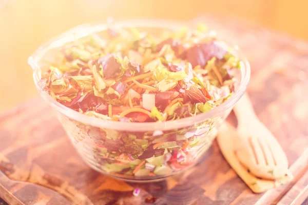 Preparazione di insalata fresca — Foto Stock