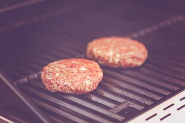 Klassieke hamburgers buiten koken — Stockfoto