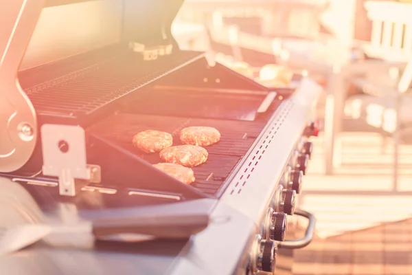 Cocinar hamburguesa clásica —  Fotos de Stock