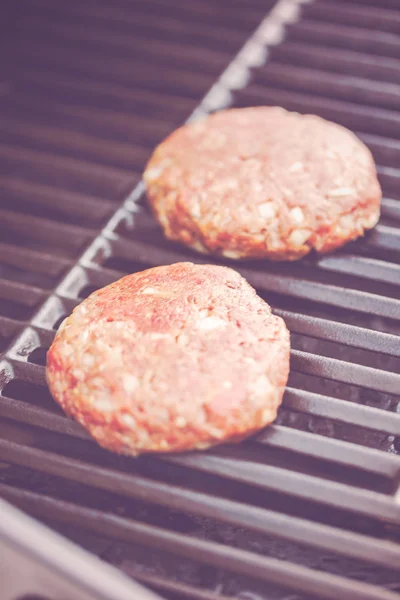 Gotowania klasyczne hamburgery odkryty — Zdjęcie stockowe