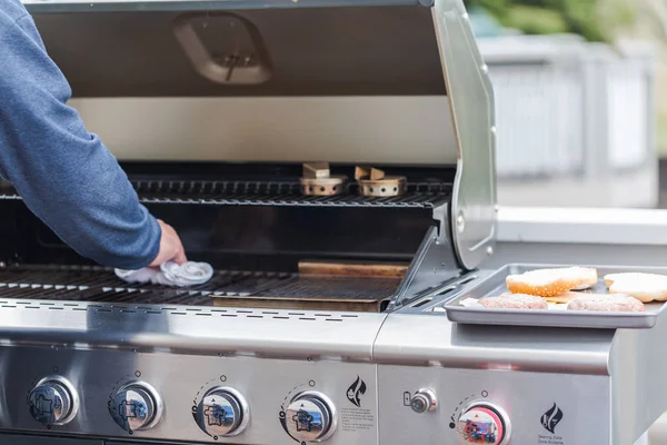 Kochen klassischer Burger im Freien — Stockfoto