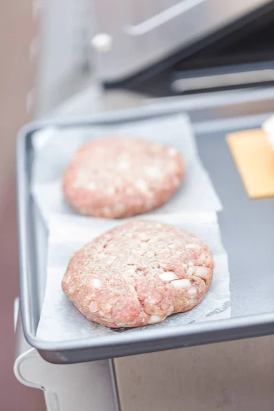 Cozinhar hambúrgueres clássicos ao ar livre — Fotografia de Stock
