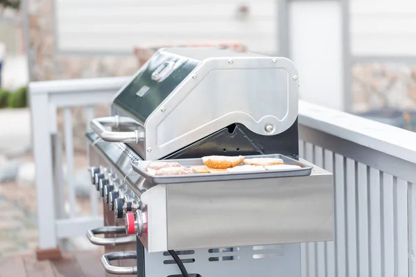 Приготовление классических бургеров на открытом воздухе — стоковое фото
