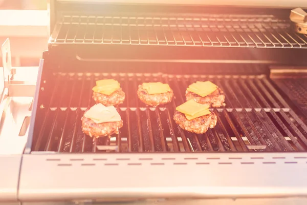 Kochen klassischer Burger — Stockfoto