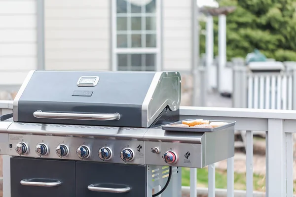 Vaření outdoor klasické burgery — Stock fotografie