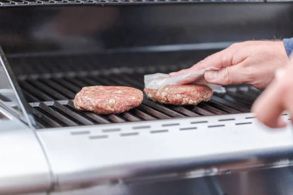 Vaření outdoor klasické burgery — Stock fotografie