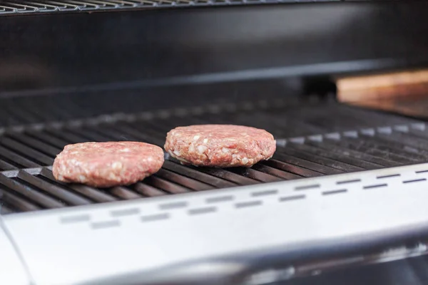 Vaření outdoor klasické burgery — Stock fotografie