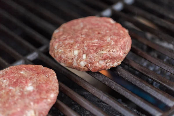 Vaření outdoor klasické burgery — Stock fotografie