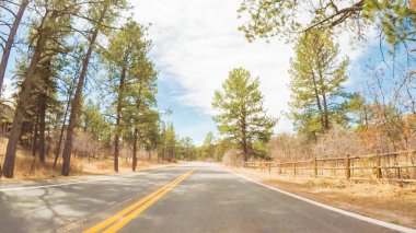 POV-Colorado kırsal asfalt yol sürüş.