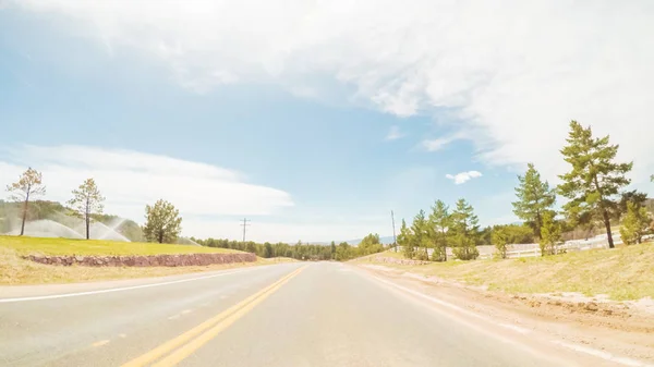 コロラド州の田舎の舗装された道に Pov — ストック写真