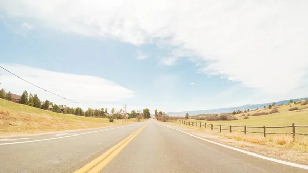 Pov Jazdy Wiejskiej Drodze Asfaltowej Colorado — Zdjęcie stockowe