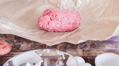 Hamburger köftesi hazırlanıyor