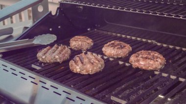 Klasik burger pişirme
