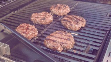 Klasik burger pişirme