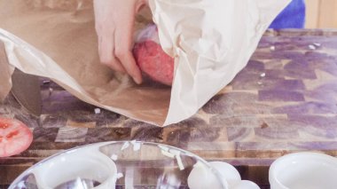 Hamburger köftesi hazırlanıyor