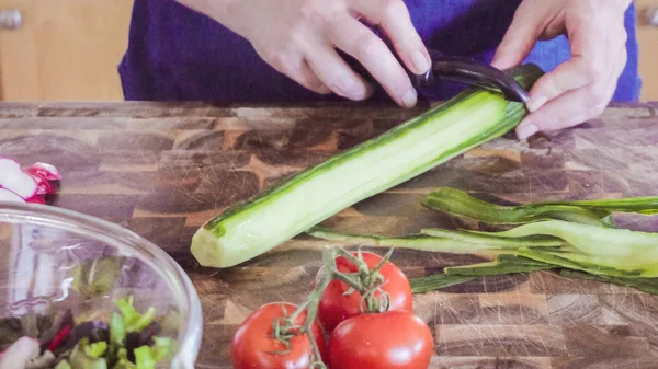 Trancher les légumes frais — Photo