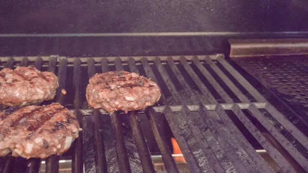 Vaření Classic burger — Stock fotografie