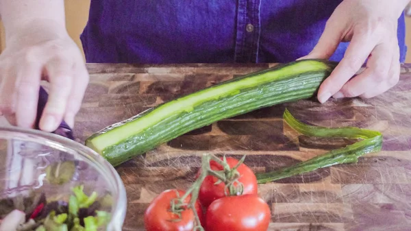 Cortar verduras frescas — Foto de Stock